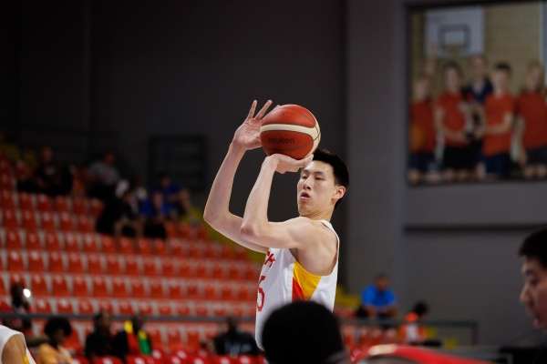 U19男篮世界杯:天赋新星郇斯楠闪耀赛场,防守体系适配性引热议
